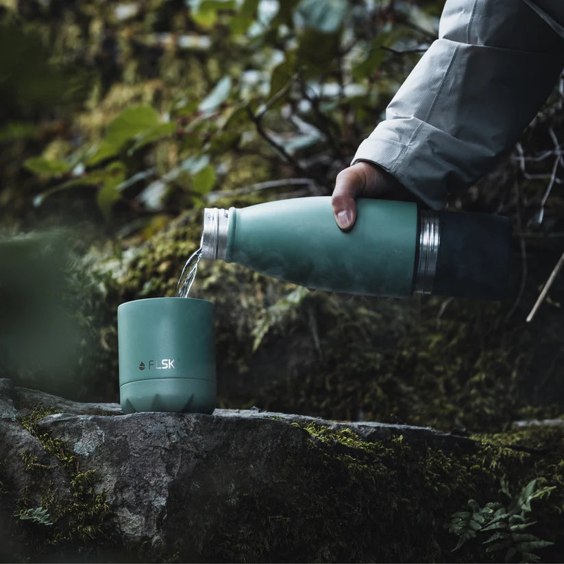 FLSK Trinkflasche mit Becher 700ml - ridge green