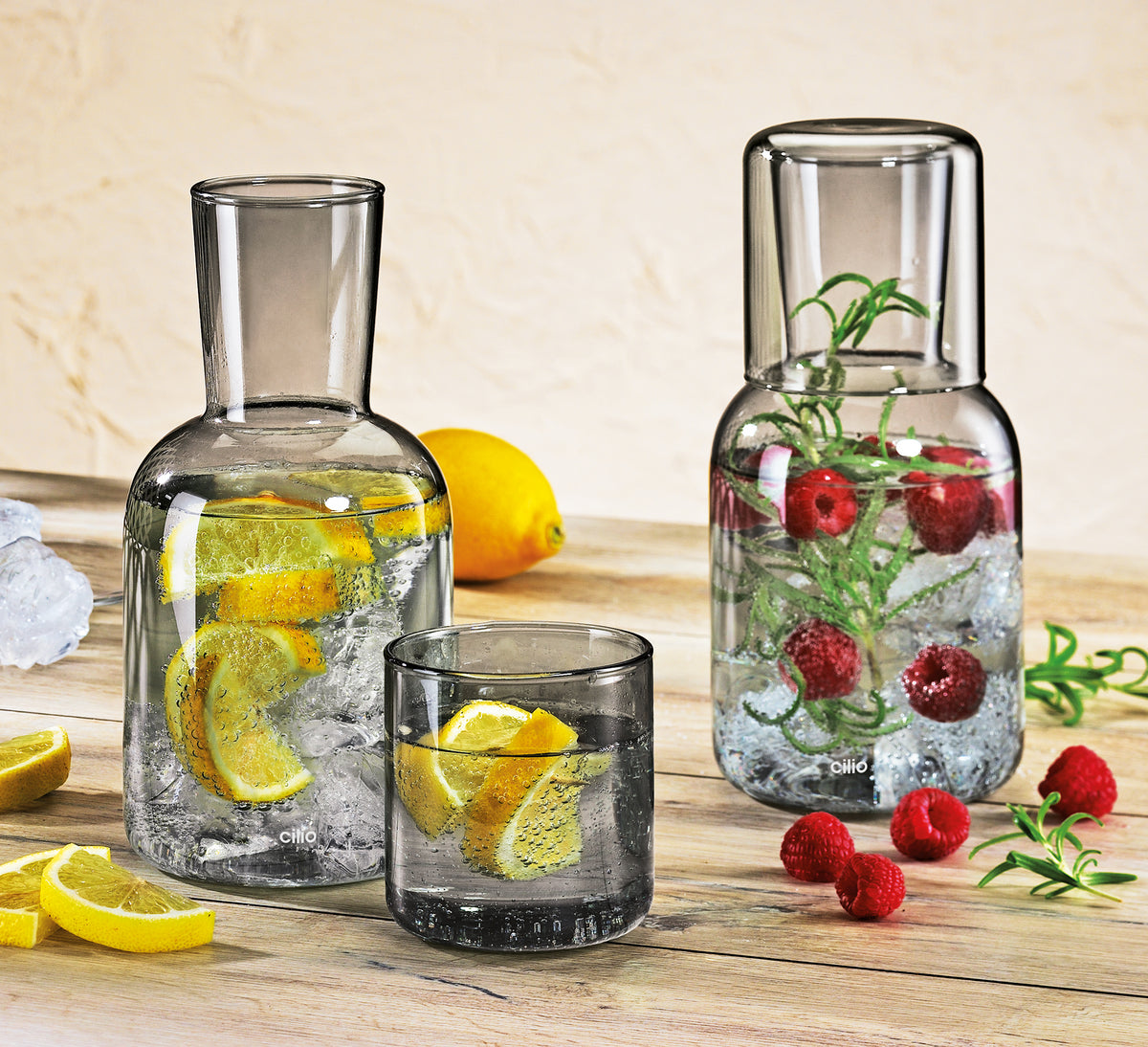 Wasserkaraffe mit Trinkglas grau