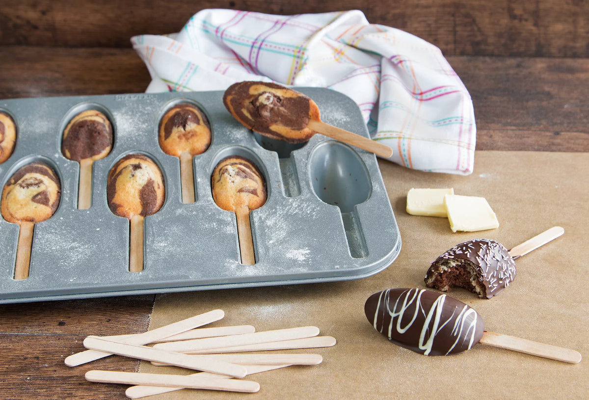 we love baking - Cake Lollies